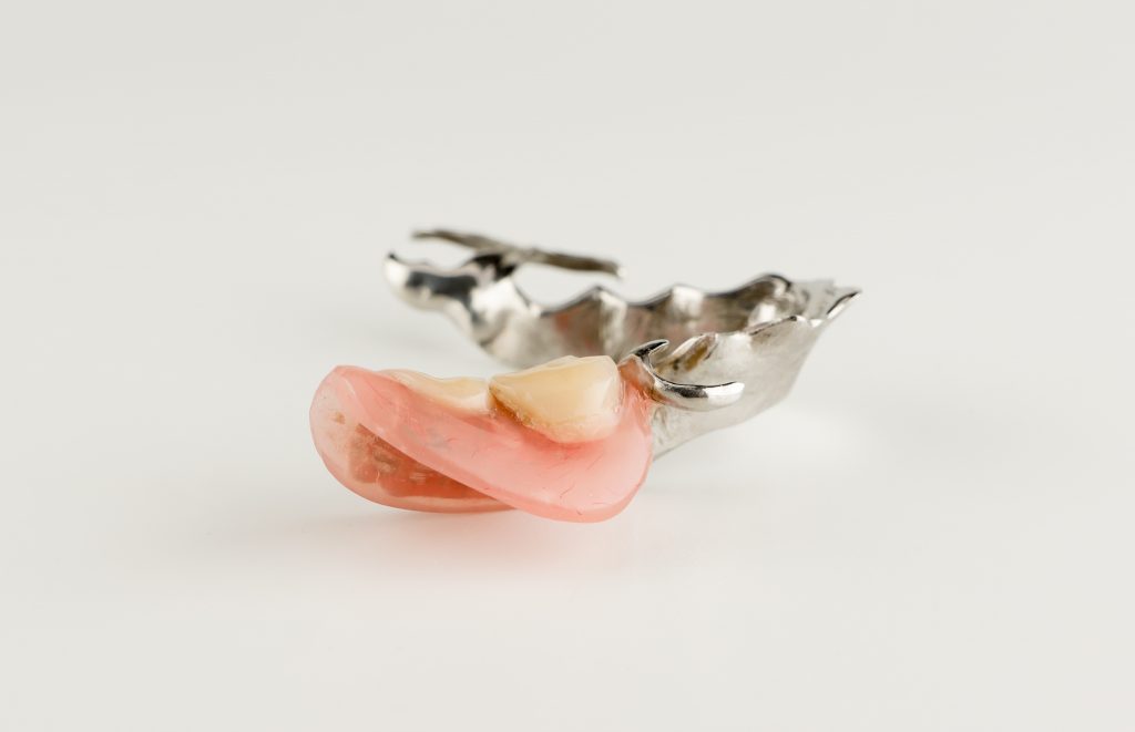 Przegląd środków stosowanych do higieny protez zębowych