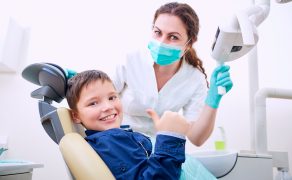 Zaawansowana erozja zębów u dzieci; fot. istockphoto