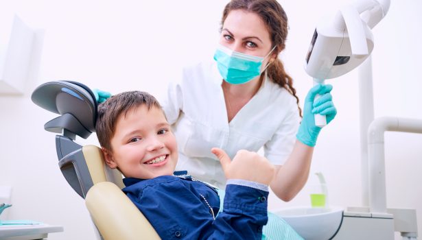 Zaawansowana erozja zębów u dzieci; fot. istockphoto