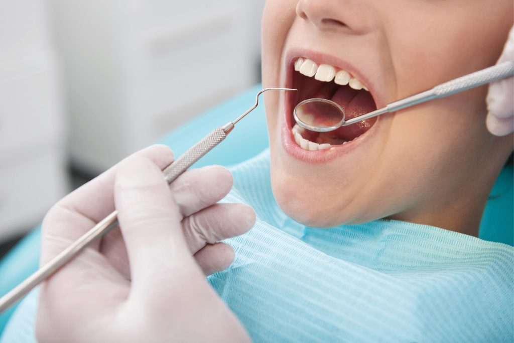 TPS_10_16_periodontologia_ABRAZJA_POWIETRZNA_Thinkstock-453229841