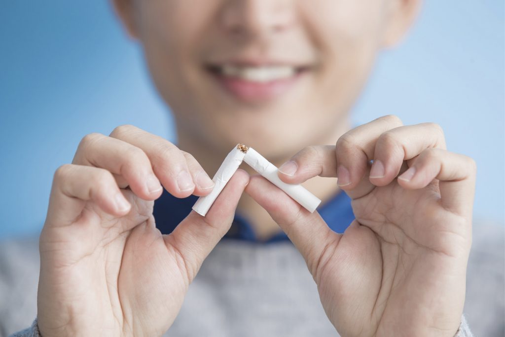 TPS_12_21_profilaktyka_Wojciech_Krajewski_PAPIEROSY_RYZYKO_UTRATY_IMPLANTU_iStock-629724064