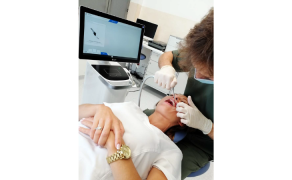 Fot. 6. Przygotowanie pacjenta – osuszenie powierzchni zębów za pomocą dmuchawko-strzykawki