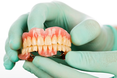 Porównanie ilościowych i jakościowych właściwości protez; fot. iStock