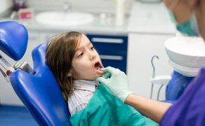 Wizyta stomatologiczna pacjenta niepełnoletniego; fot. iStock