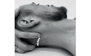 Fot. 8. Mobilizacje uciskowe kresy karkowej dolnej na przyczepie mięśni podpotylicznych; miejsca przyczepów zaznaczono kropkami (i jednocześnie miejsca wykonania mobilizacji uciskowych)