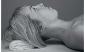 Fot. 7. Mobilizacje połączenia głowowo-szyjnego w leżeniu na plecach: a) pozycja wyjściowa; b) sposób wykonania mobilizacji