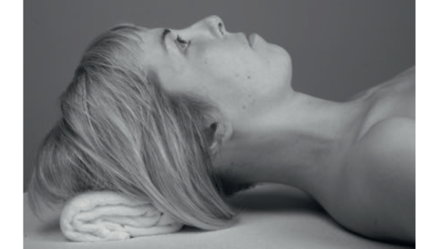 Fot. 7. Mobilizacje połączenia głowowo-szyjnego w leżeniu na plecach: a) pozycja wyjściowa; b) sposób wykonania mobilizacji