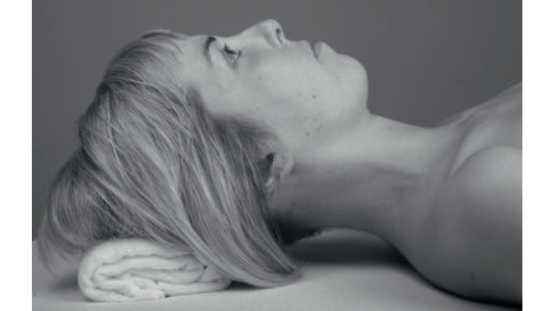 Fot. 7. Mobilizacje połączenia głowowo-szyjnego w leżeniu na plecach: a) pozycja wyjściowa; b) sposób wykonania mobilizacji